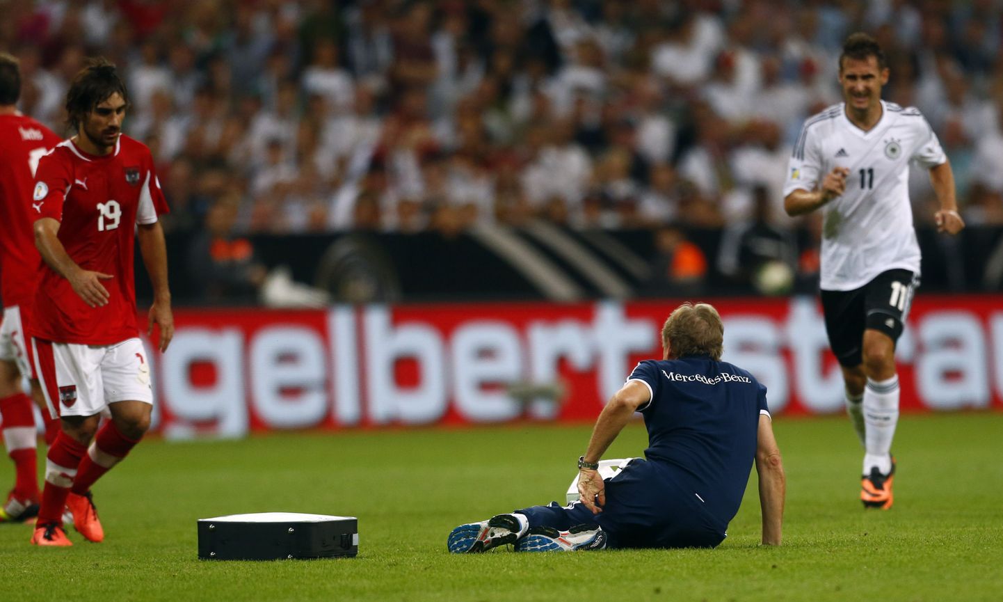 Miroslav Klose (paremal) tõttab kukkunud Klaus Ederile appi.