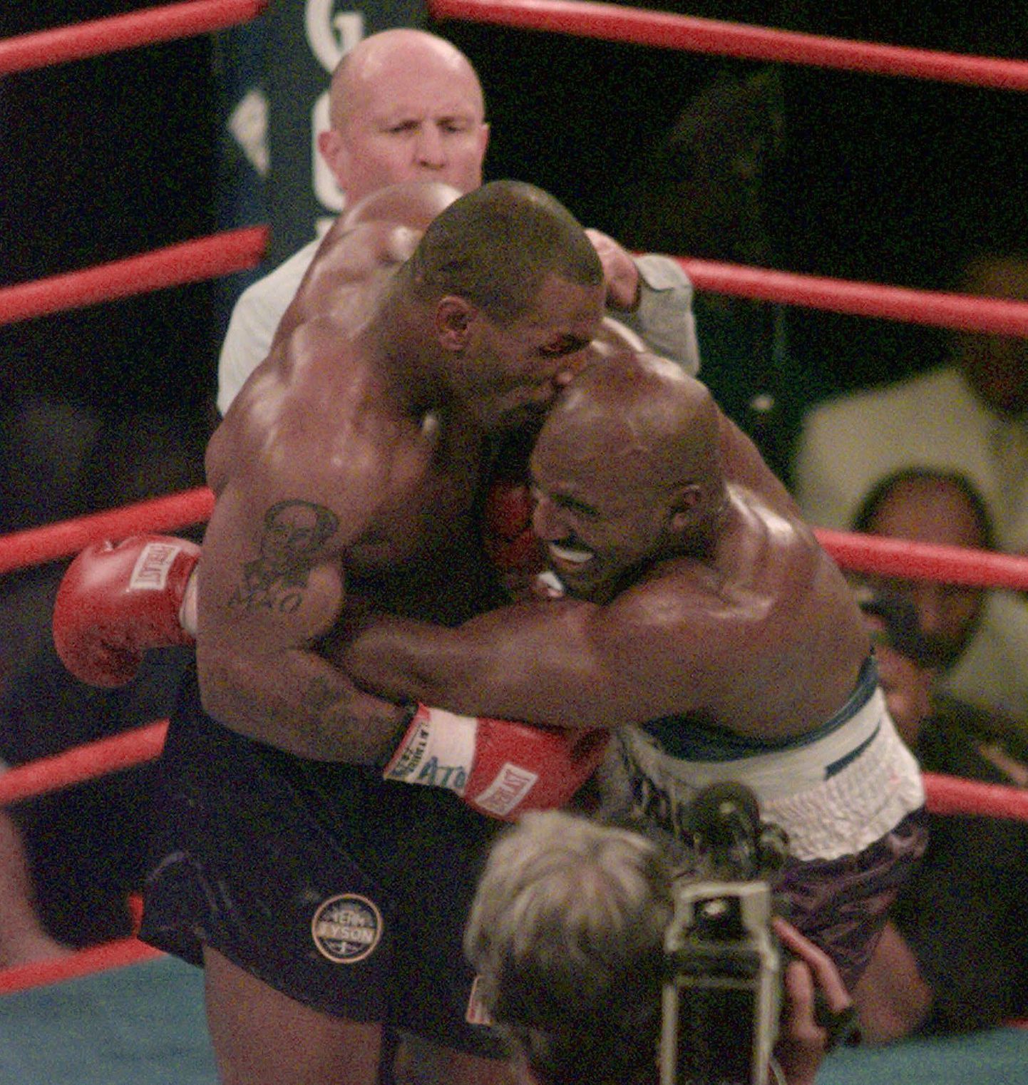 Mike Tyson (vasakul) hammustab Evander Holyfieldi kõrvast.