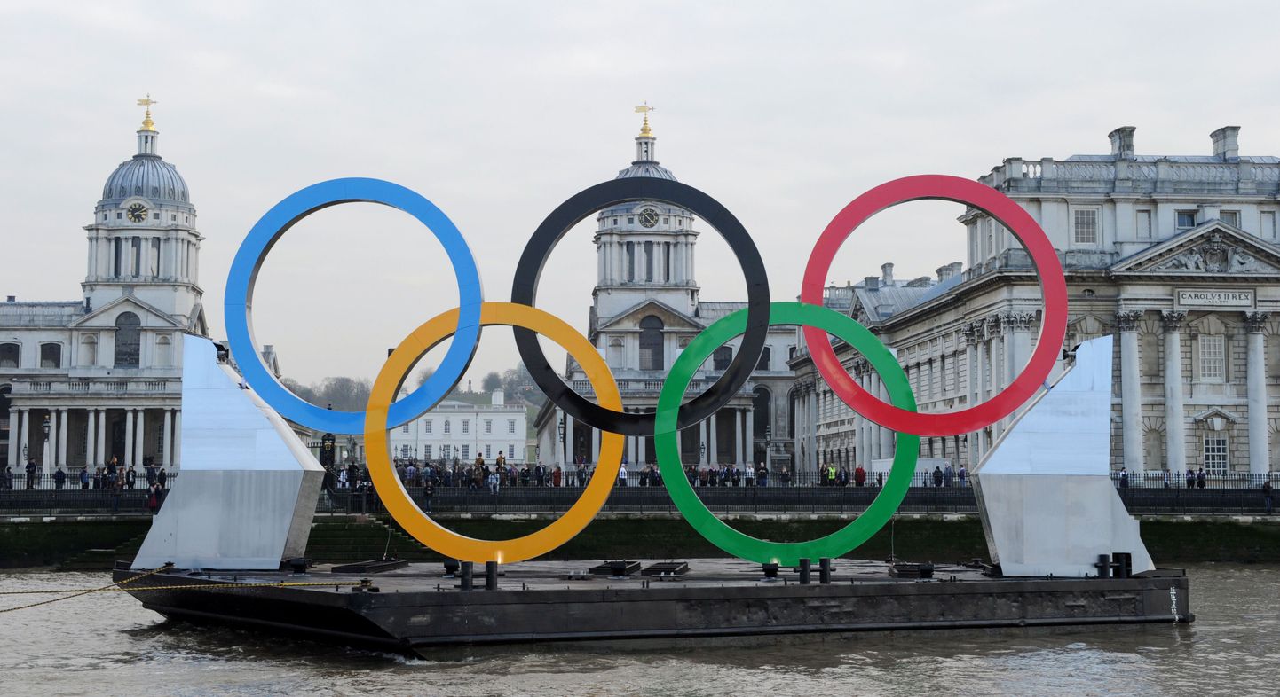 Олимпийские кольца на Темзе.