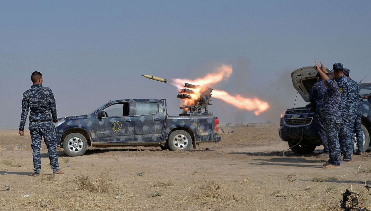 Iraagi riigiväed Mosuli lähedal ISISe sihtmärkide pihta tulistamas.