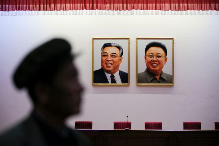Seinal on pildid Kim Il-sungist ja Kim Jong-ilist. Foto: Scanpix
