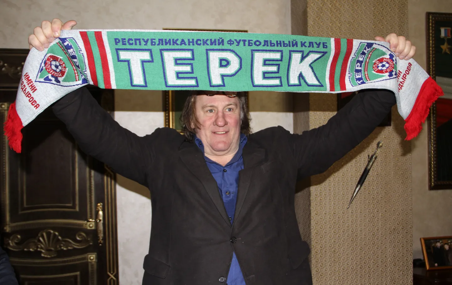 Näitleja Gerard Depardieu poseerib foto jaoks jalgpalliklubi Terek salliga.