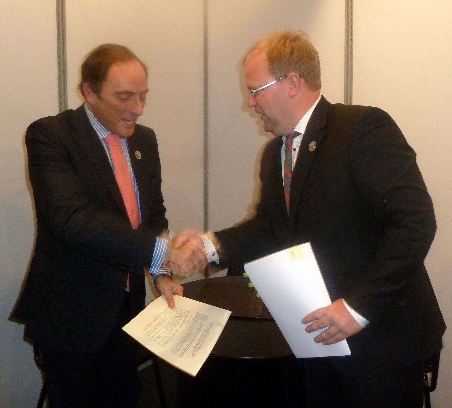 Välisminister Urmas Paet ja Portugali välisminister Paulo Portas allkirjastasid Santiagos kokkuleppe, mille kohaselt alustab Eesti diplomaat kevadel tööd Portugali saatkonnas Brasiilias.