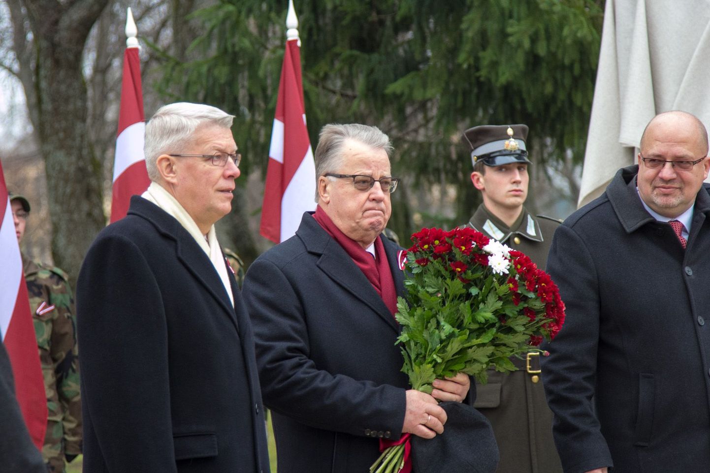 Mälestusmärgi avamine Läti kunagisele riigijuhile Kārlis Ulmanisele Valkas. Endised presidendid Valdis Zatlers (vasakul) ja Guntis Ulmanis.