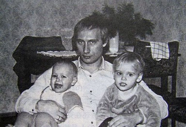 Vladimir Putin tütarde Jekaterina (vasakul) ja Mariaga 1980. aastate lõpul. Foto: repro