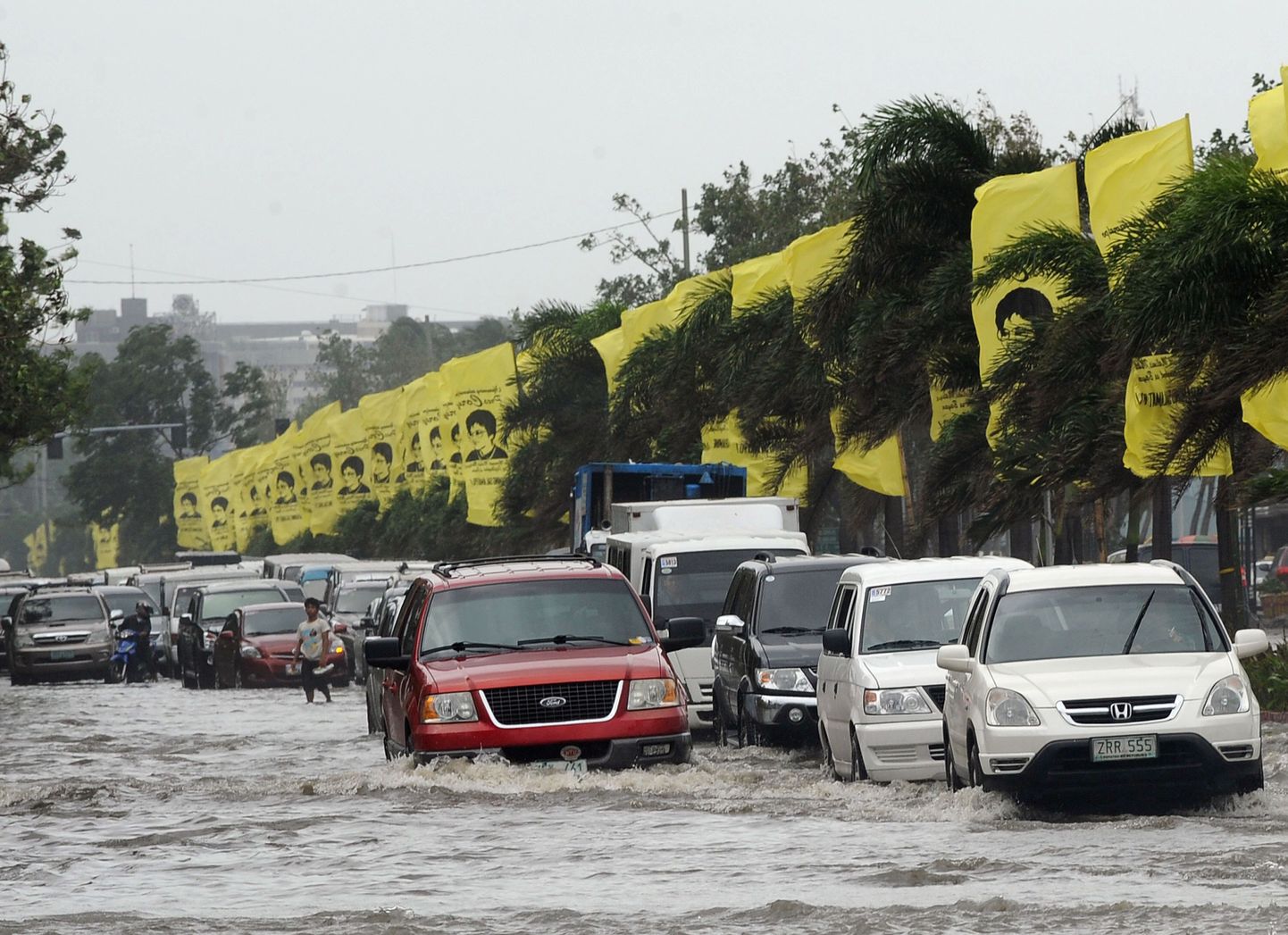 Üleujutatud tänav Filipiinide pealinnas Manilas.
