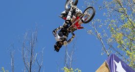 Verdtarretav video: USA mootorattur tegi maailma esimese kolmekordse tagurpidi salto