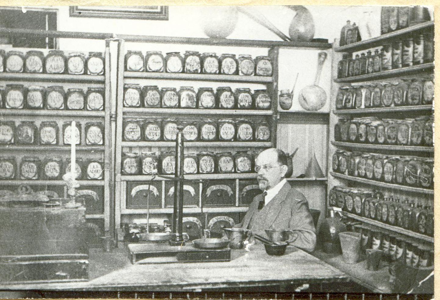 Järvamaa Muinasasjade Alalhoidmise Seltsi üks asutajaid, apteeker ja Paide linnapea Oskar Brasche annetas 1912. aastal Järvamaa muuseumile siiani väärtuslikema kogu – üle 200 eseme tema perekonnale kulunud vana apteegi sisustusest.