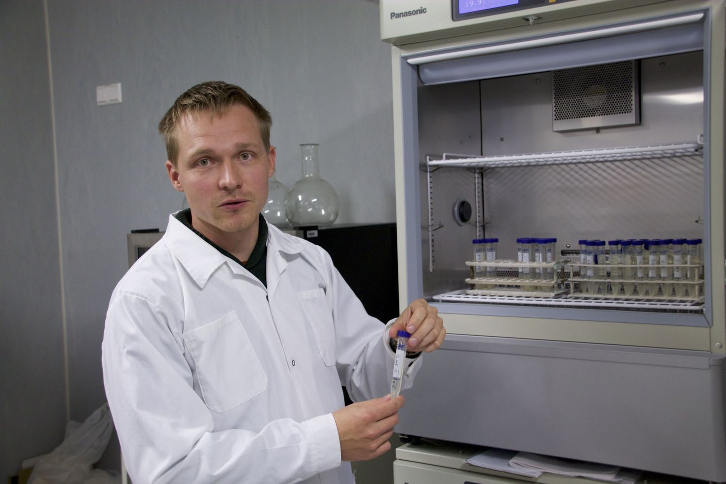 Hannes Mootse tutvustab maaülikooli endise peahoone keldris asuvat mikromeiereid.