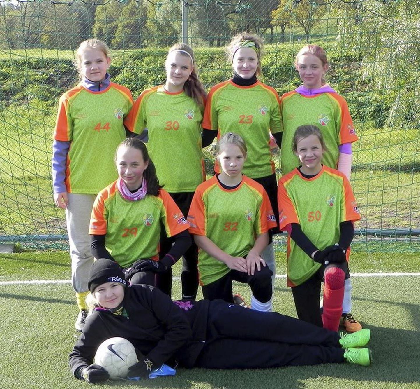 Suure-Jaani kooli tüdrukud võitsid koolispordi liidu jalgpalliturniiri.