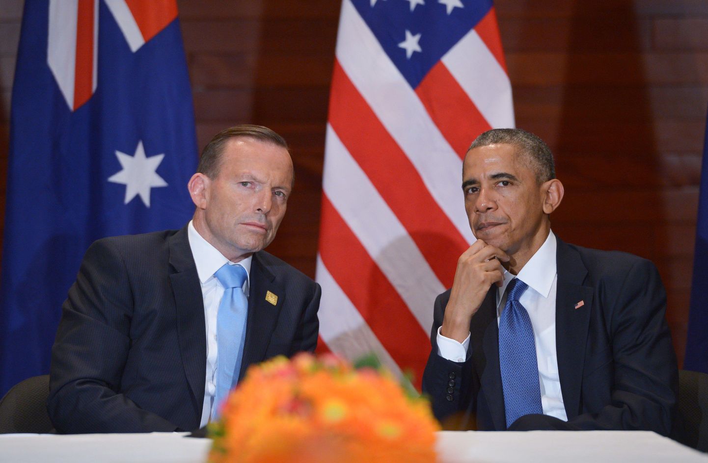 USA president Barack Obama (paremal) koos Austraalia valitsusjuhi Tony Abbottiga täna USA Pekingi saatkonnas.