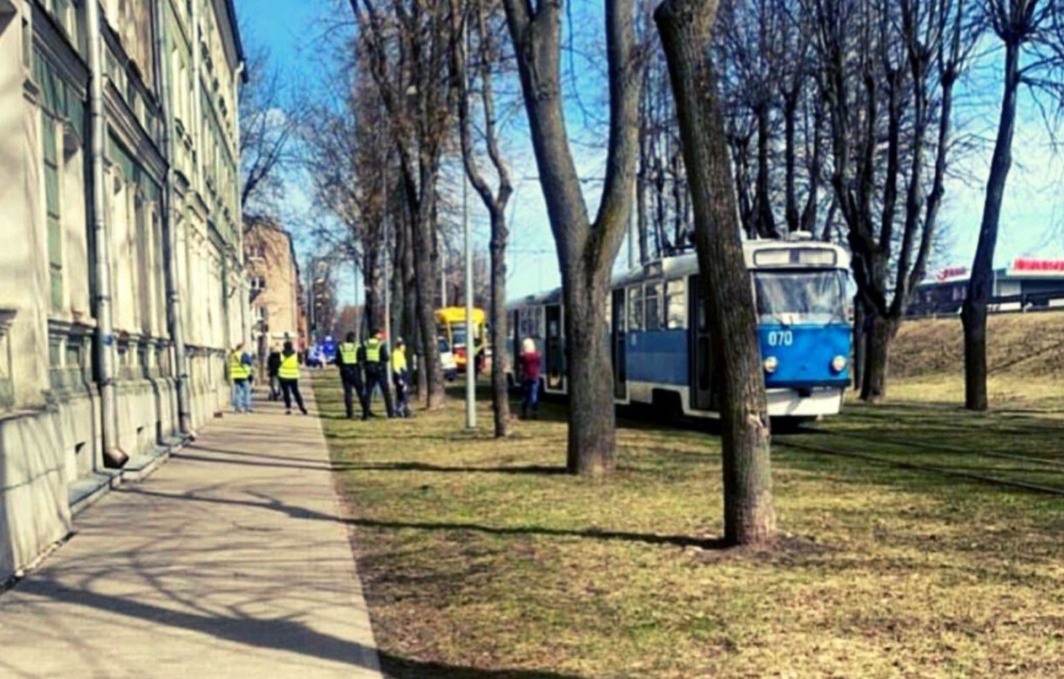 Фото сделано уже после того, как девочку забрала скорая помощь