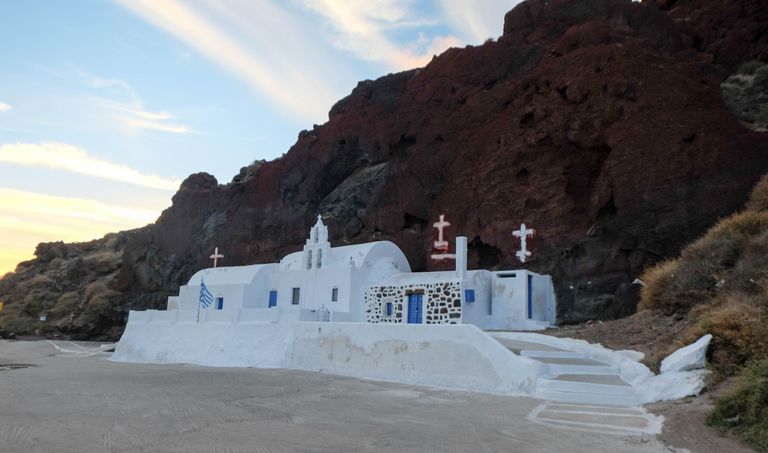 Santorinil näib olevat rohkem veini kui vett ja rohkem kirikuid kui elumaju.