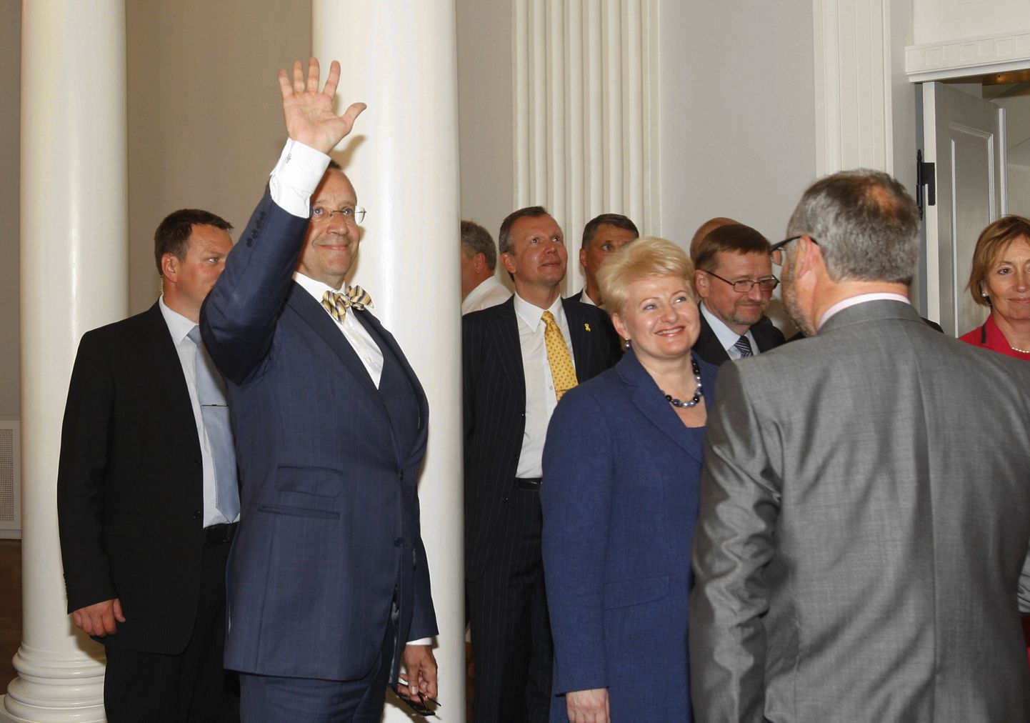 Leedu president Dalia Grybauskaite ning tema Eesti kolleeg Toomas Hendrik Ilves astusid sisse Tartu Ülikooli lõpuaktusele ning tervitasid lõpetajaid.