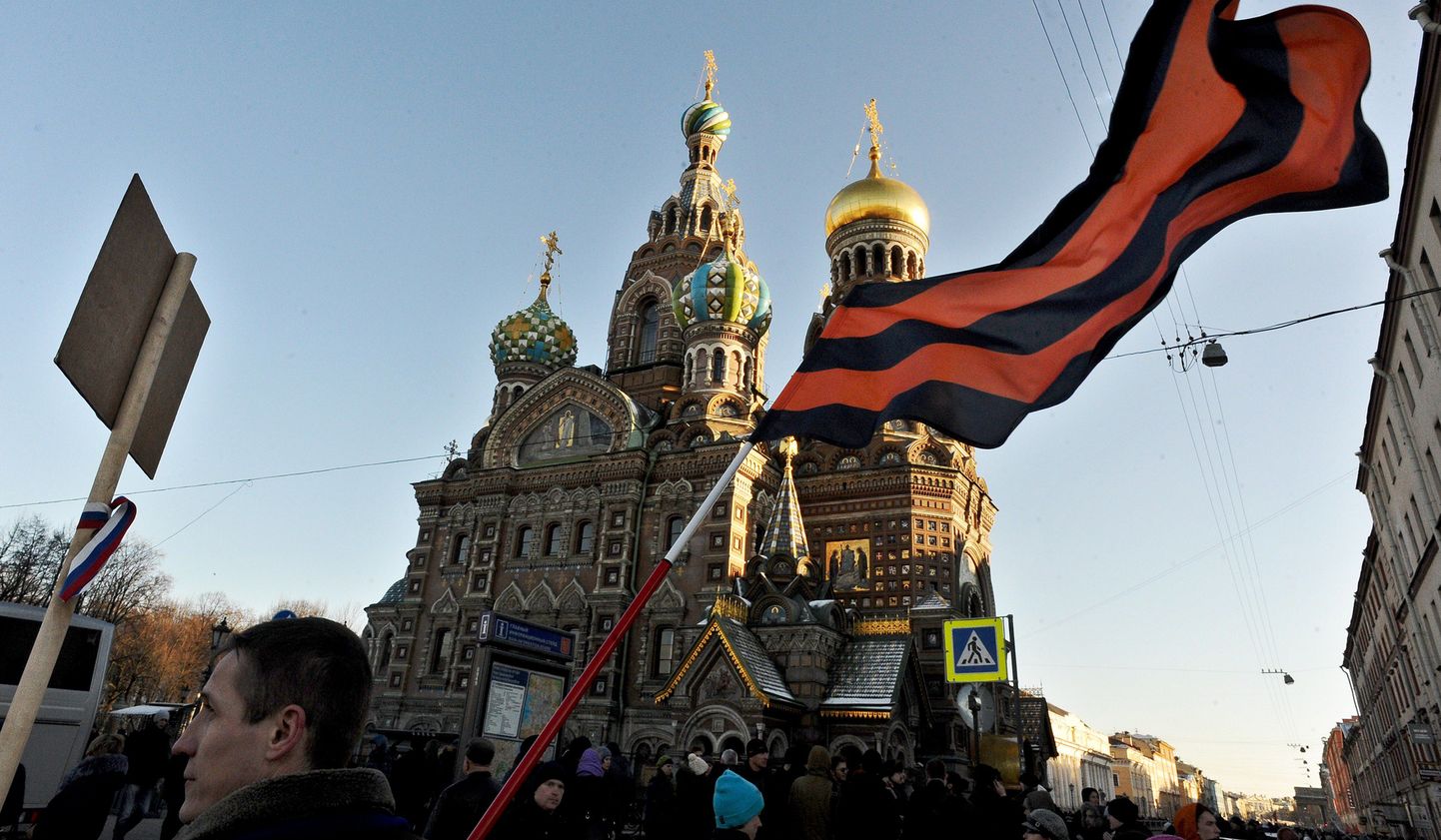 Kremlimeelne aktivist Georgi lindi värvides lipuga Peterburis.