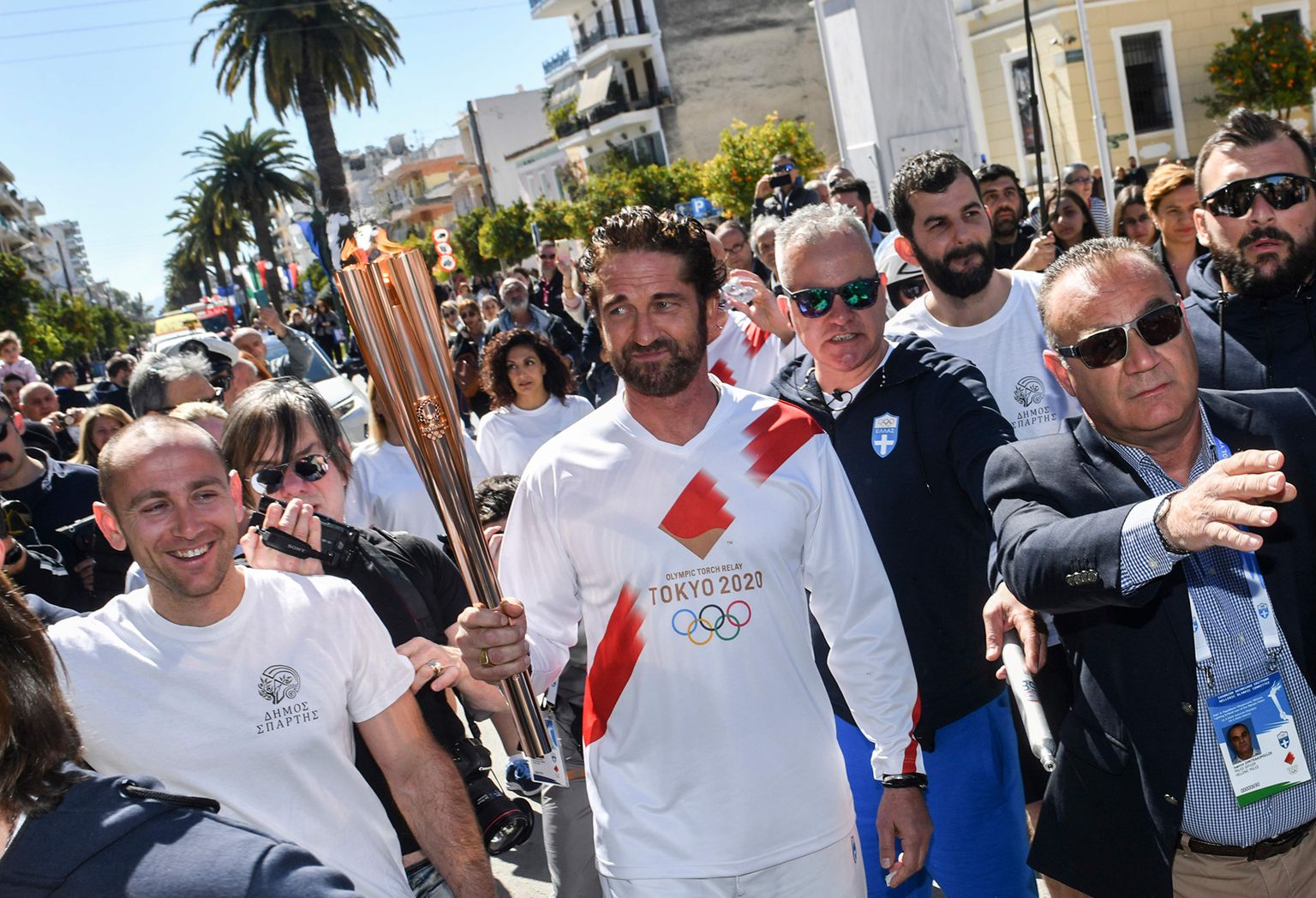 Näitleja Gerard Butler sai Kreeka pinnal viimasena tõrvikut kanda.