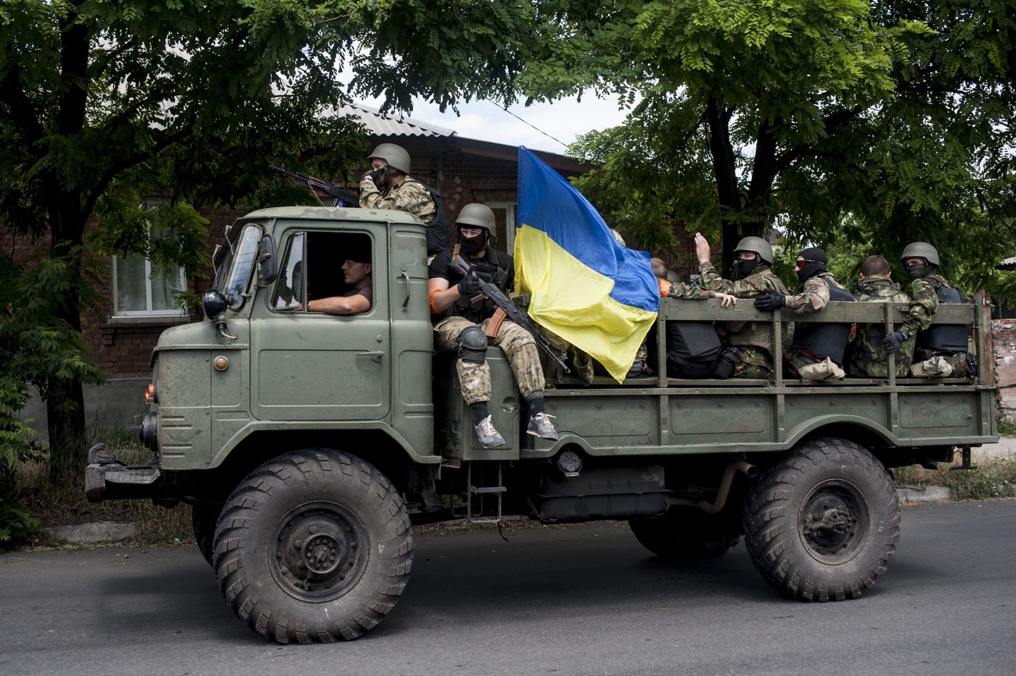 Ukraina sõdurid koos riigilipuga.