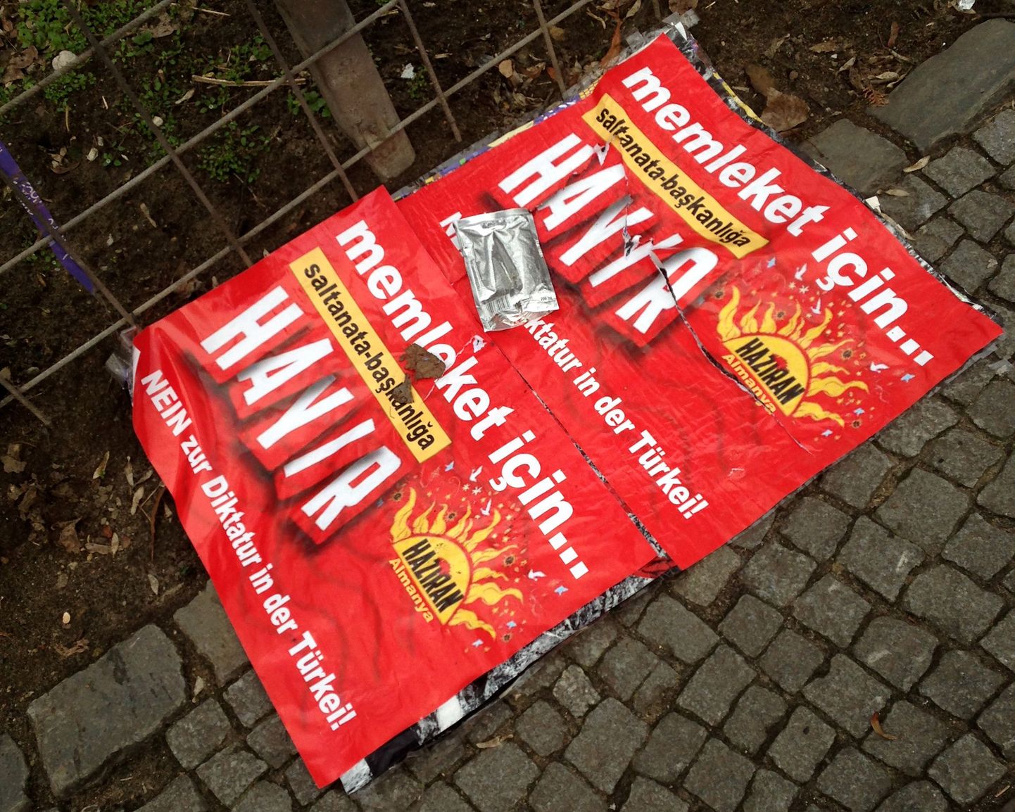 Kampaaniaposter Berliini tänavatel.