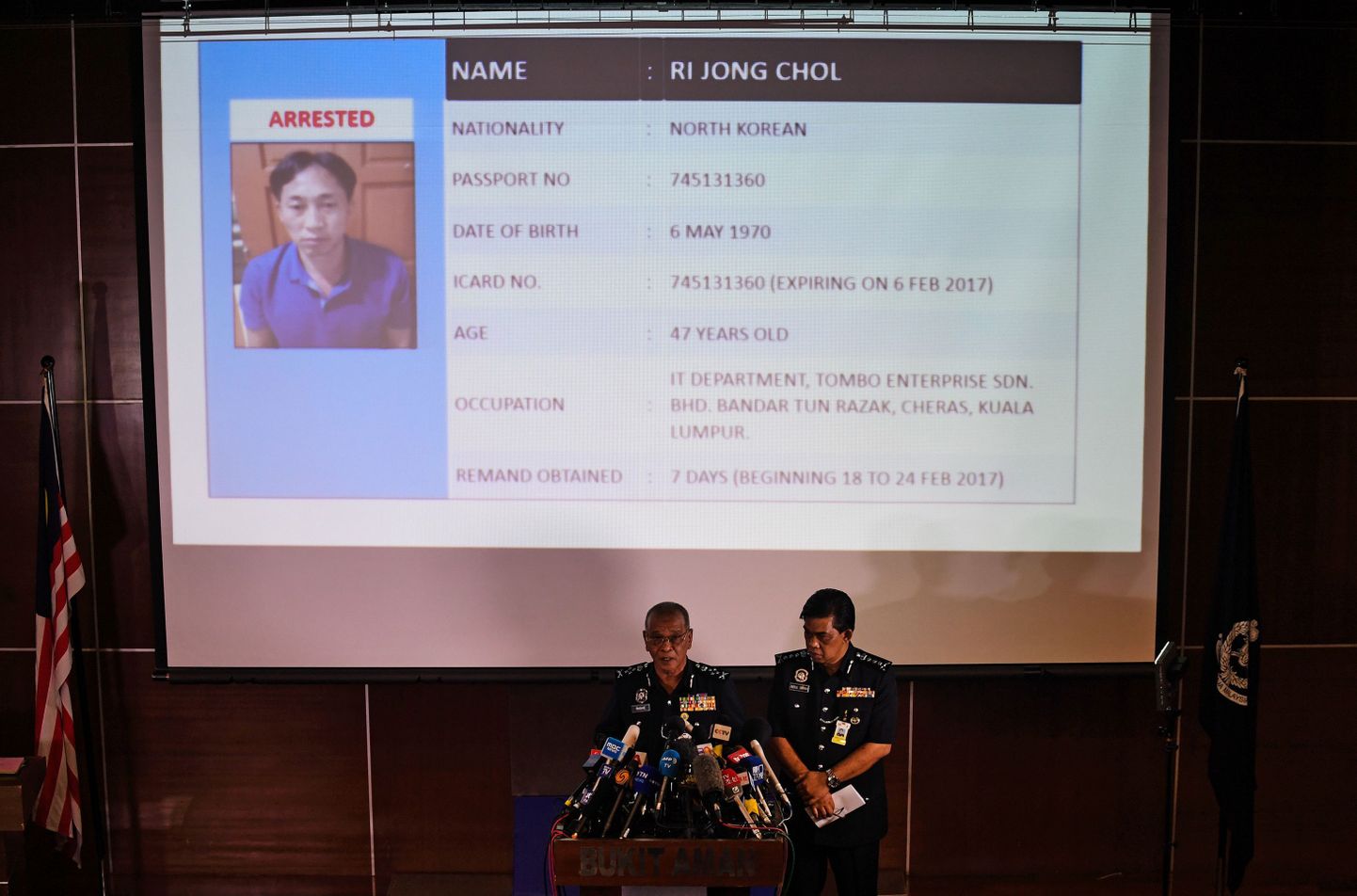 Malaisia politsei pressikonverentsil Kim Jong-nami mõrvas kahtlustatavatest rääkimas.