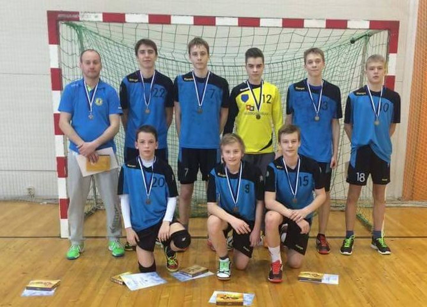 Viljandi spordikooli C-klassi käsipallipoisid lõpetasid Eesti mesitrivõistlused kolmanda kohaga.
