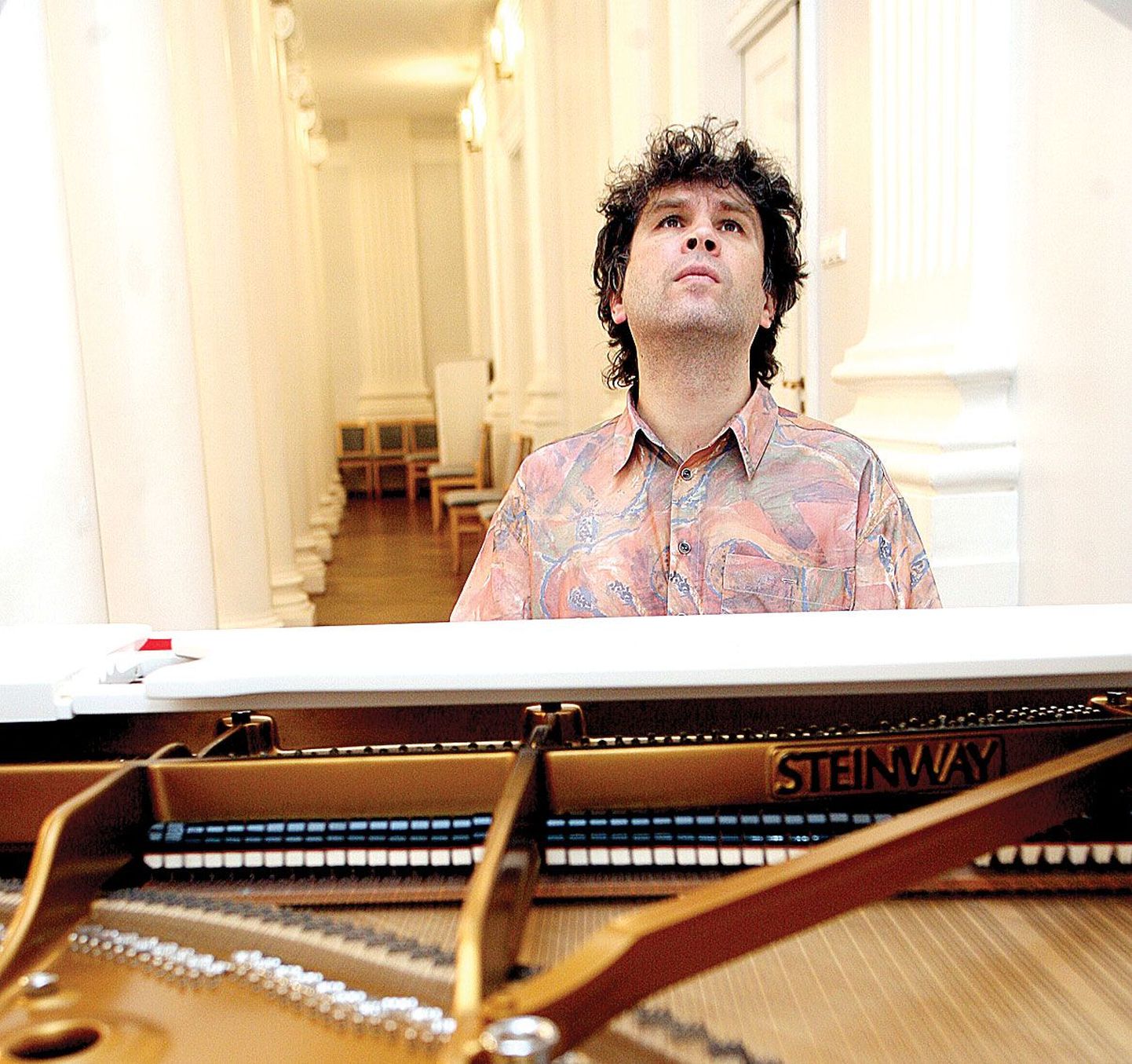 Tanel Joamets Tartu Ülikooli aulas musitseerimas valgel klaveril.