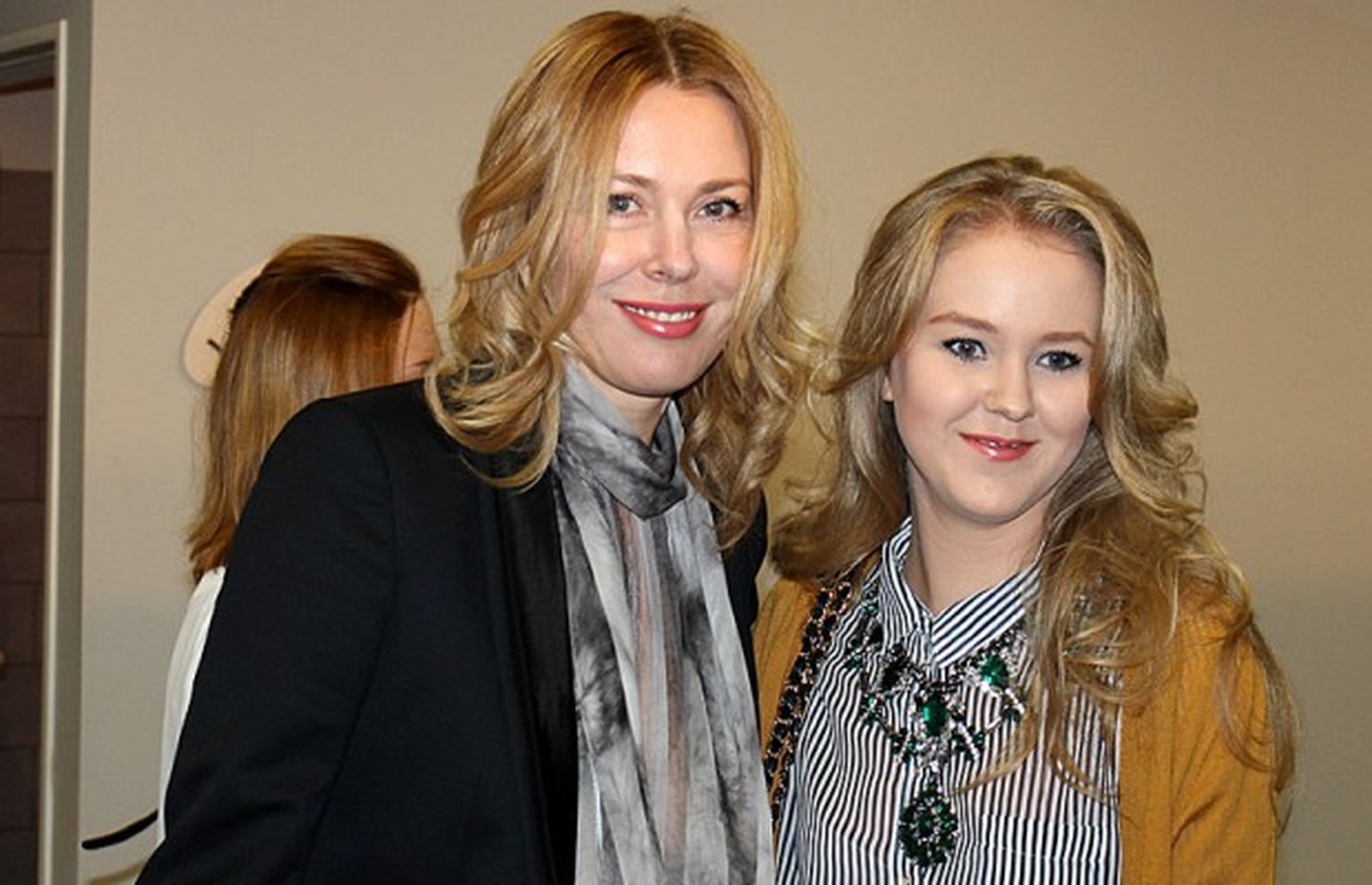 Miljonāre Benita Sadauska ar meitu Elizabeti Mersedesu Sadausku Rīgas modes nedēļā apmeklēja modes mākslinieces Katjas Šehurinas skati