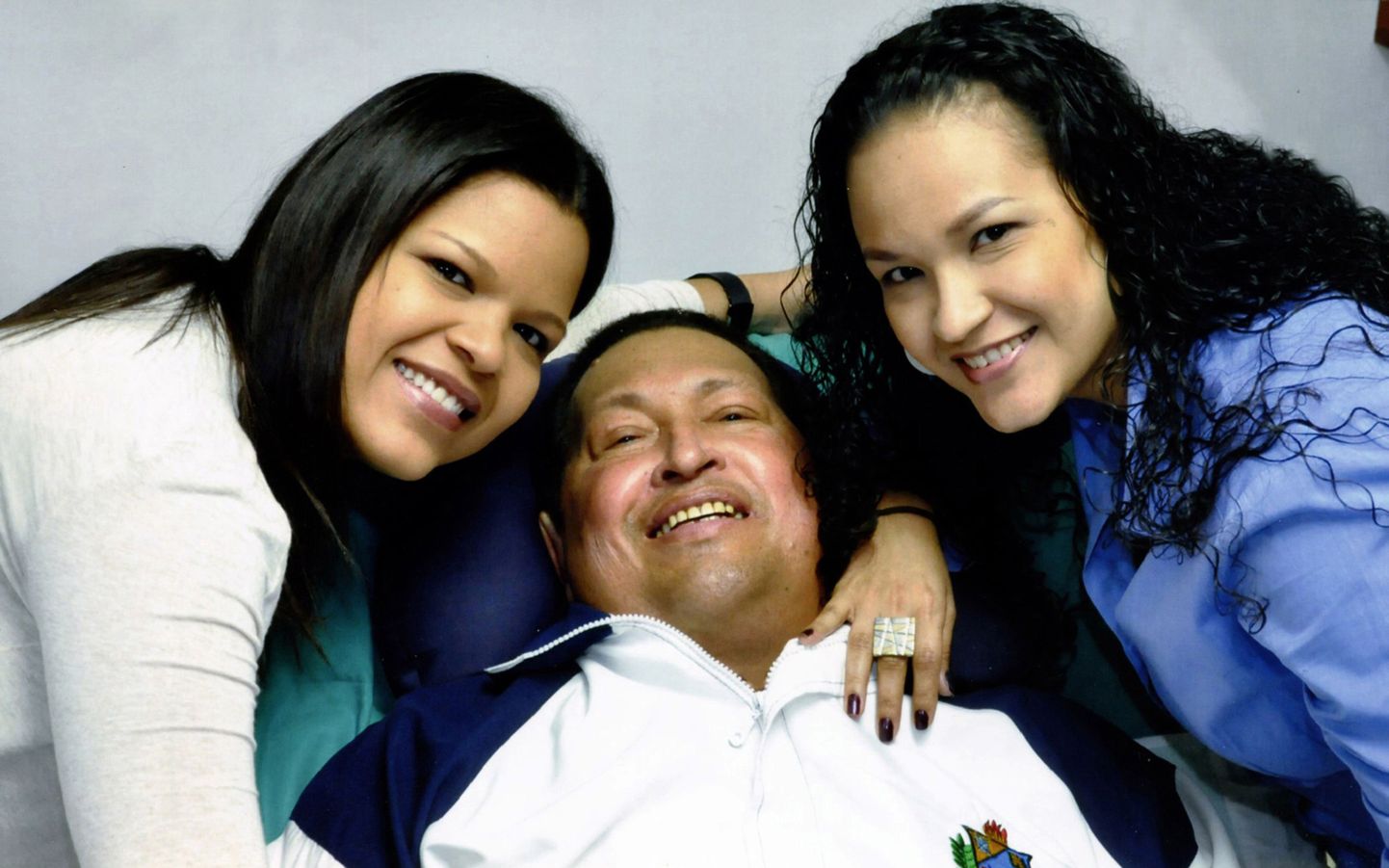 Värkelt avaldatud fotol on näha Venezuela presidenti Hugo Chávezt koos tütarde Virginia ja Maria Gabrielaga.