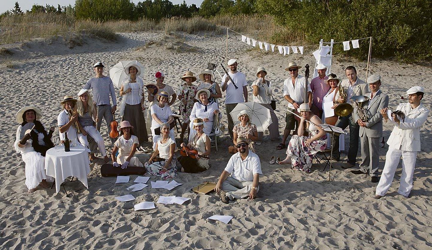 Linnaorkestri muusikud napsavad suvel aega nii nautlemiseks rannaliival kui mänguks kirikuvõlvide all.