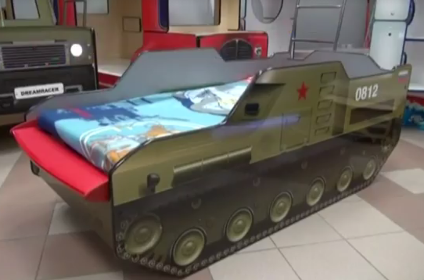Tänu Peterburi mööblitootjale saavad väikesed venelased uinuda ka BUK-raketisüsteemi minimudelit meenutavas lastevoodis.