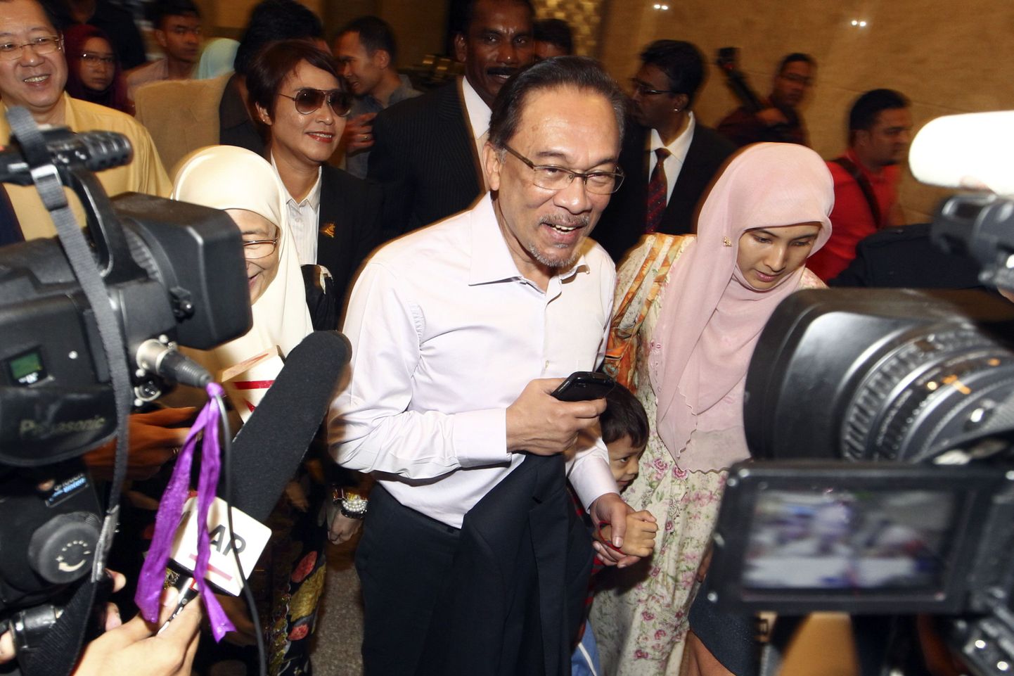 Malaisia opositsiooniliider Anwar Ibrahim täna kohtusse saabumas.