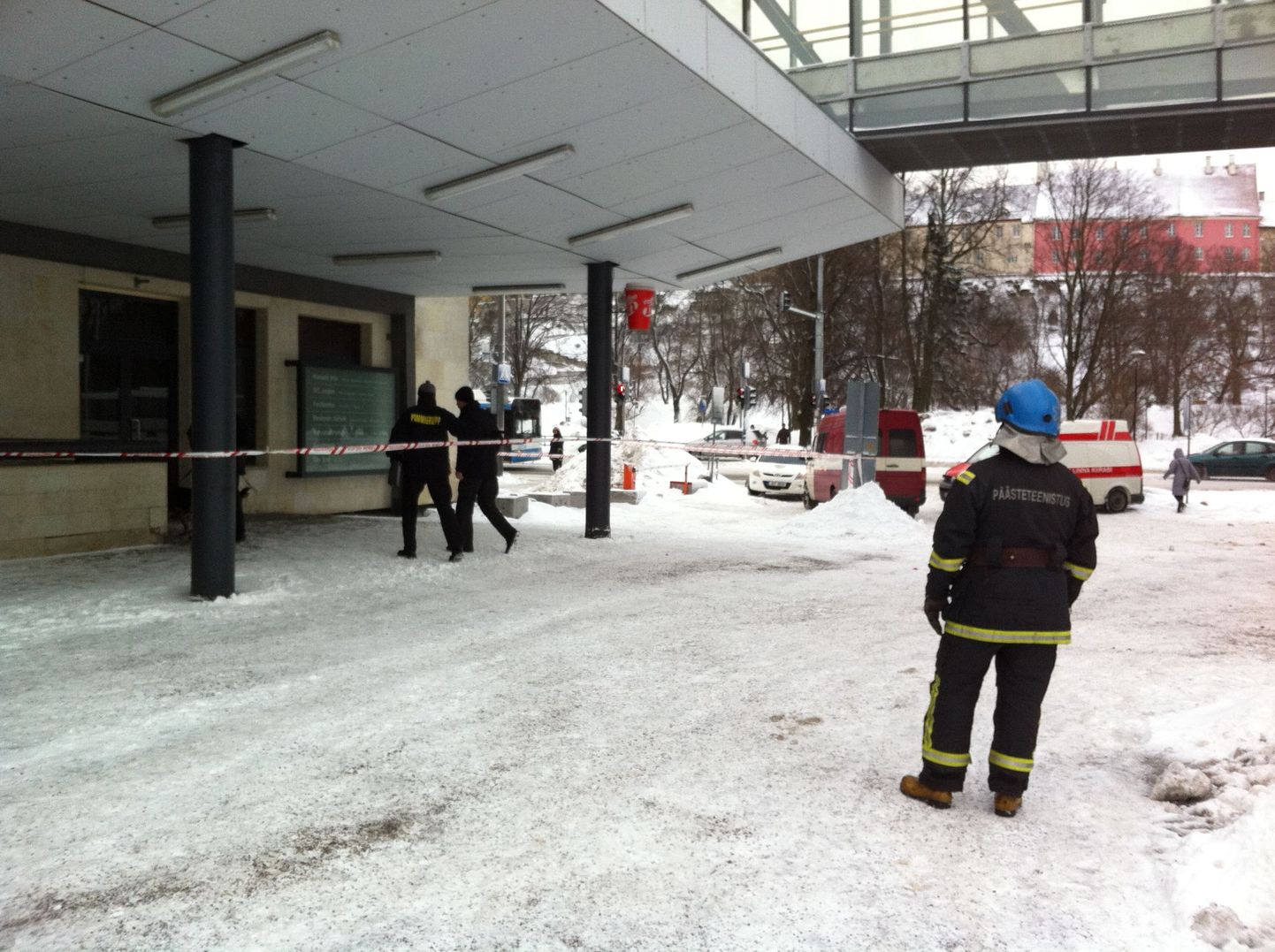 Päästjad Tallinna Balti jaamas pommi otsimas.