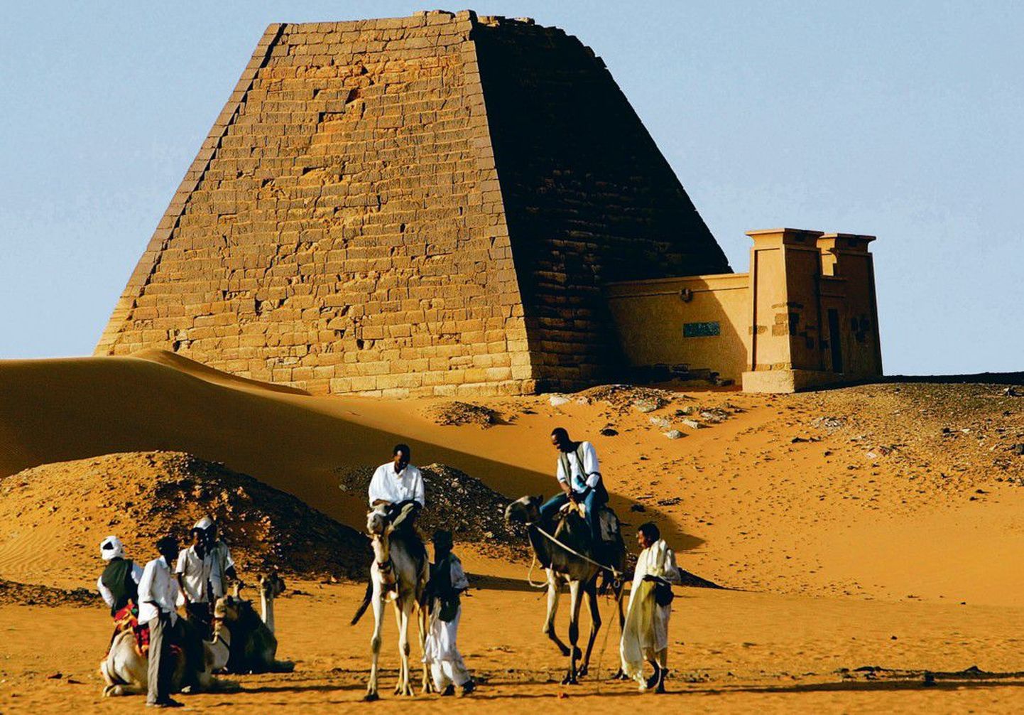 Относительно малоизвестные пирамиды в древнем городе Мероэ хранят много тайн.