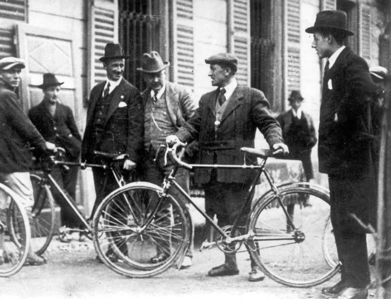 Aasta siis oli 1911. Jah, enam mitte esimene Giro, aga mees pildil oli liiga muhe, et teda mitte siia lõppu lisada.