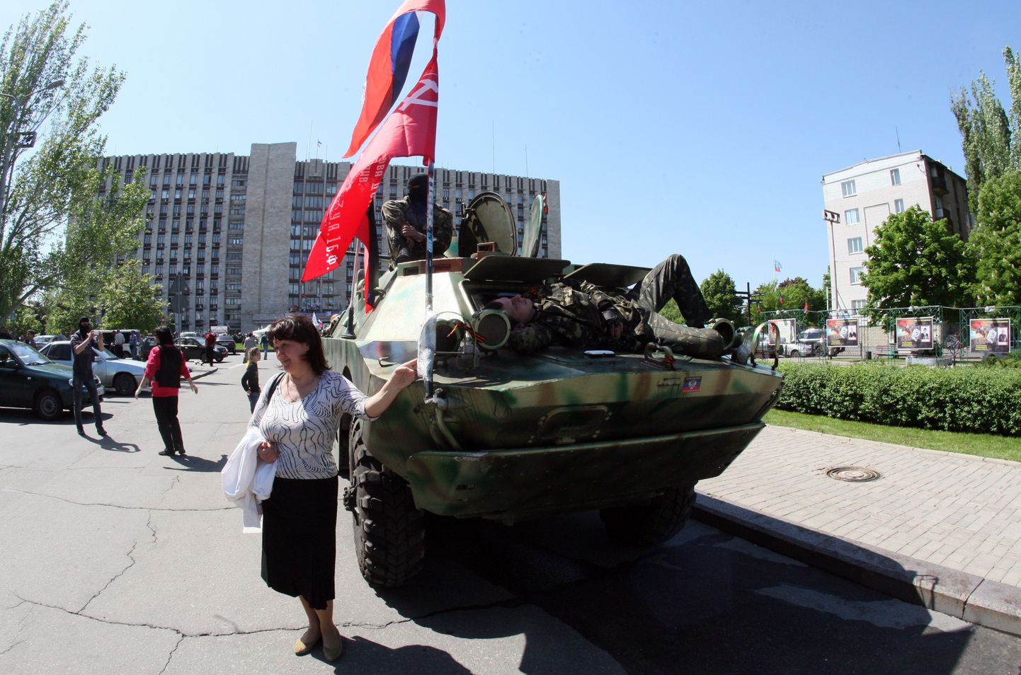 Venemeelne kodanik Donetski kesklinnas soomuki juures 10. mail.