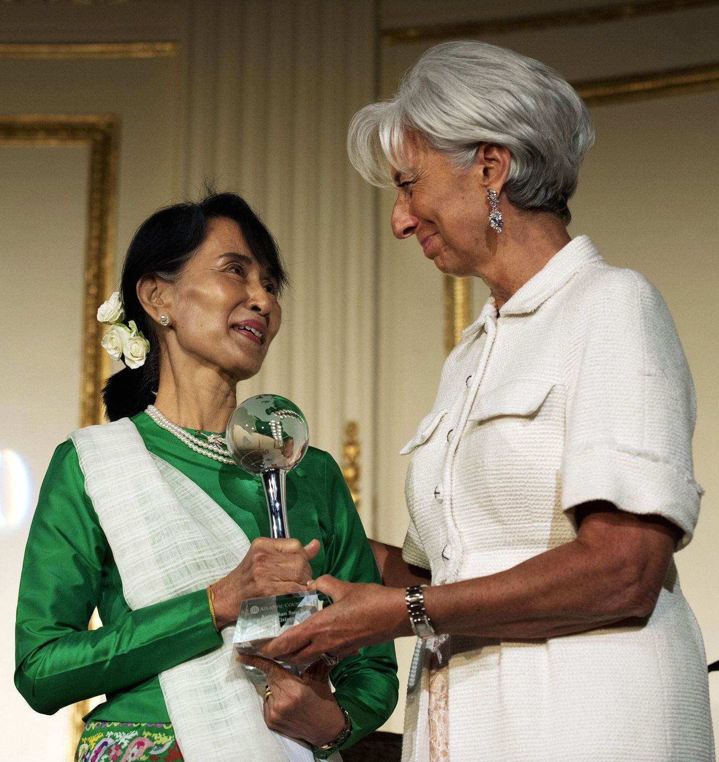 Myanmari (Birma) opositsioonijuht Aung San Suu Kyi koos IMFi juhi Christine Lagarde'iga (paremal).