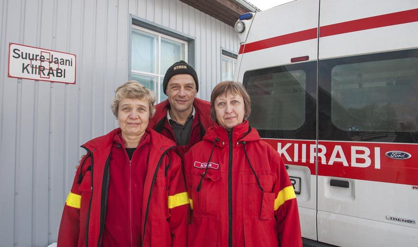 Suure-Jaani kiirabibrigaad koosseisus (vasakult) Linda Reile,
Enno Subi ja Helle Vunk on valves 24 tundi ööpäevas. Väljakutse korral sõidavad nad üheskoos haige juurde.