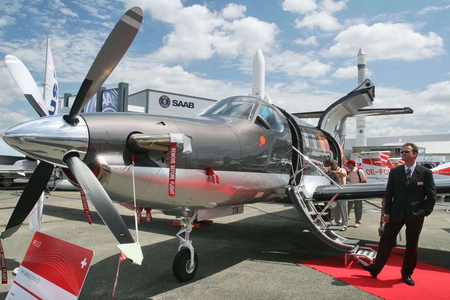 Soome õhujõudude kindralite perekonnad on saanud reisida Pilatus PC-12 lennukitega, mis on mõeldud nii reisijate- kui kaubaveoks.