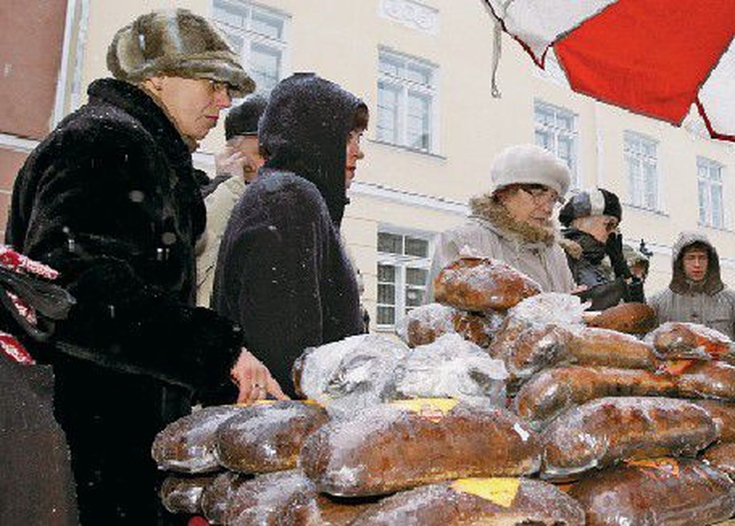 Kaubavahetus kahe riigi vahel käib nii hiigelkogustes kui ka väikestes portsudes. Andrei Salnikov Tartu jõululaadal eestlastele head Läti leiba pakkumas.
