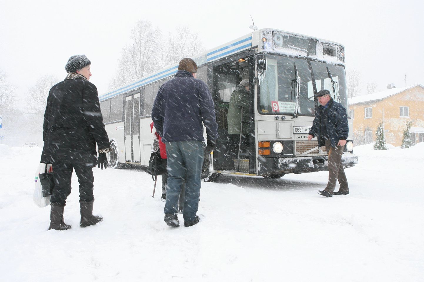 Bussisõitjad lumetuisus