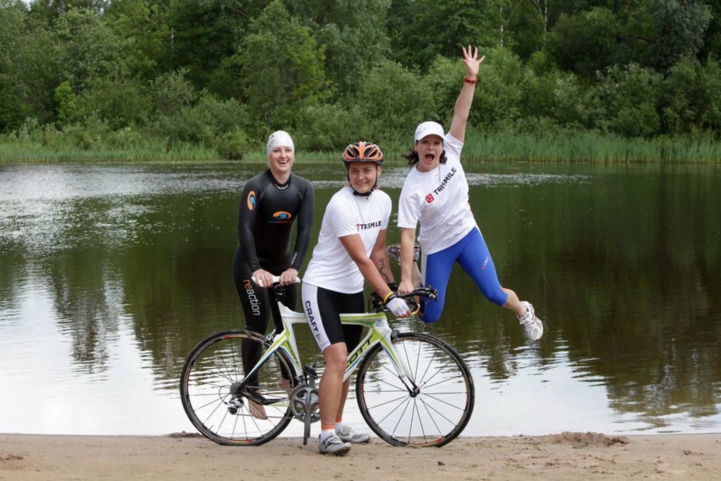 Айле Анья (слева), Хелен Веллау и Аннели Валге готовятся к соревнованию по триатлону Tristar, которое пройдет в первые выходные августа в Пюхаярве. Там женщинам придется проплыть один километр в озере Пюхаярв, проехать на велосипеде сто километров и пробежать десять километров.