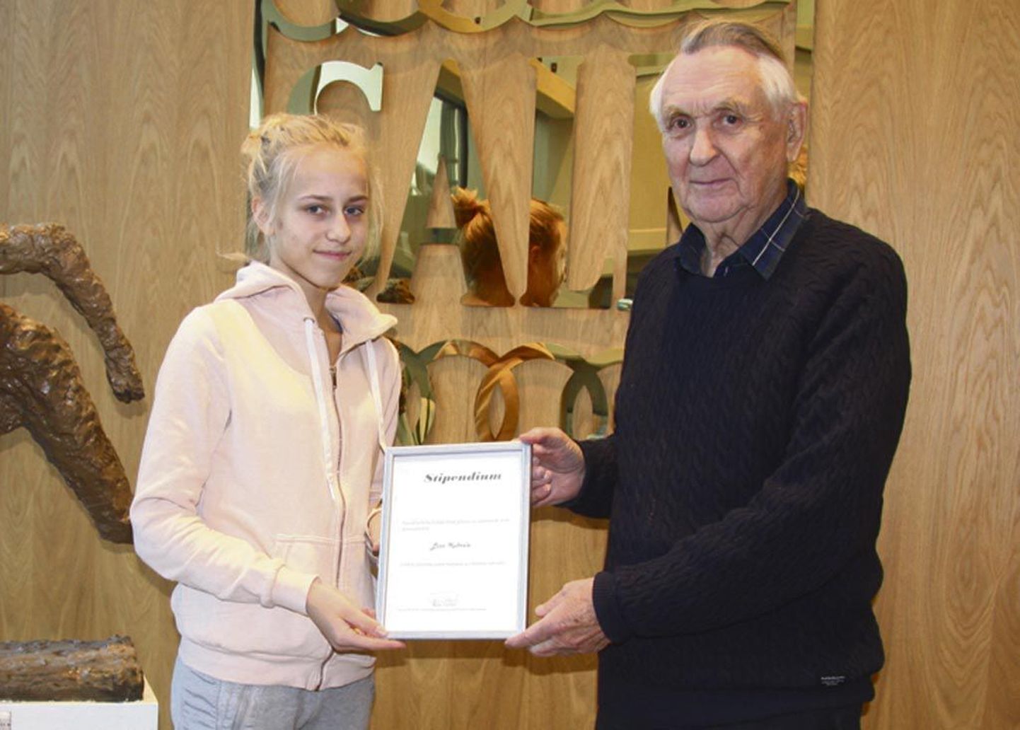 Lissi Kubre sai stipendiumi kätte Stockholmi Eesti tenniseklubi presidendilt Rein Tarmetilt.