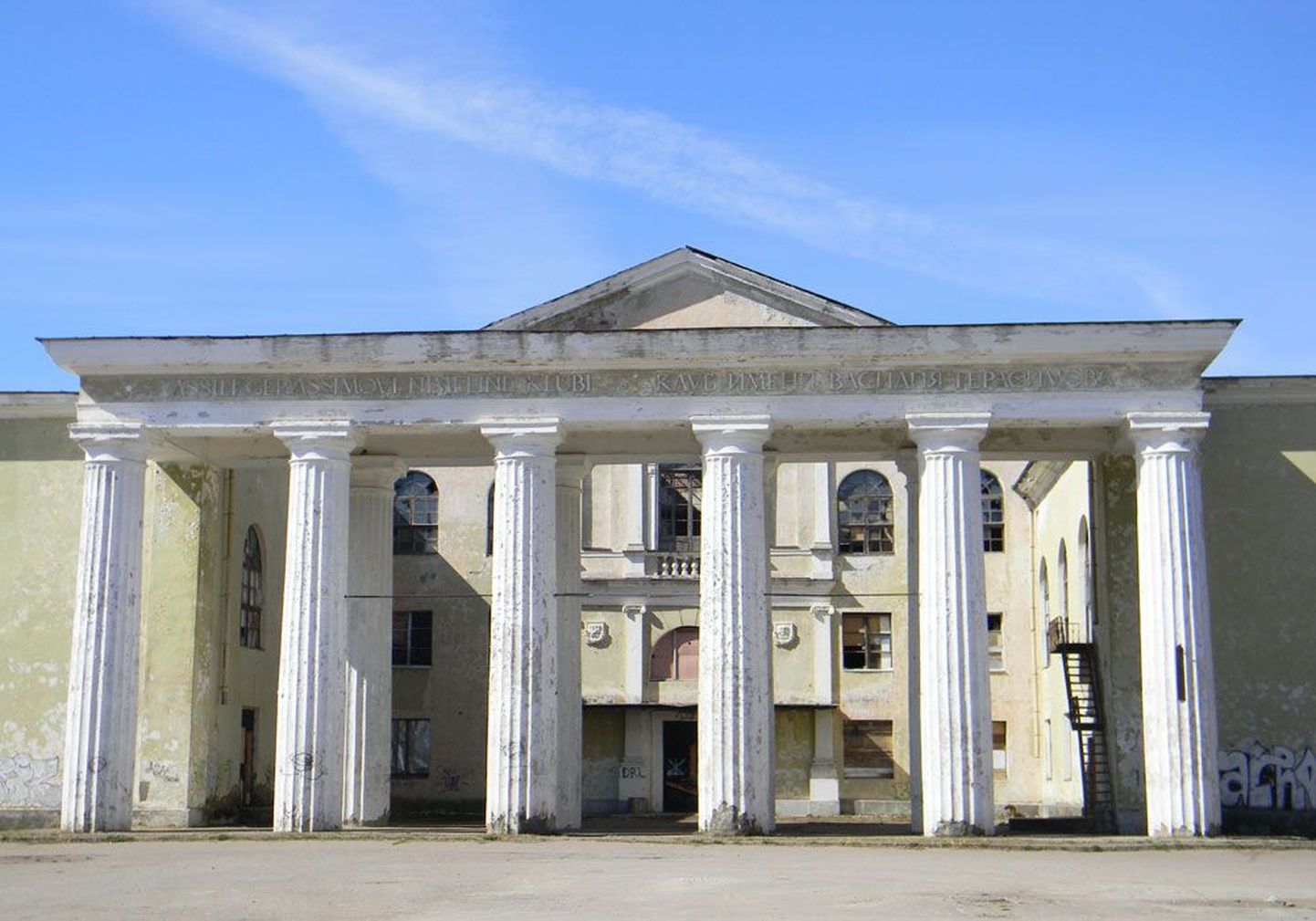 Здание ДК заслуживает реставрации как памятник эпохи «сталинского ампира».