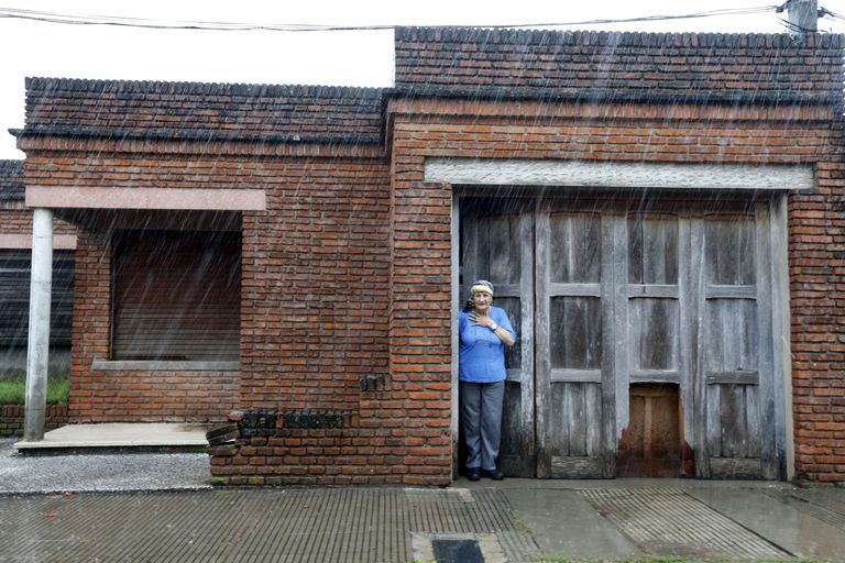 Uruguai. Naine Dolorese linnas päev pärast orkaani ringi vaatamas. 