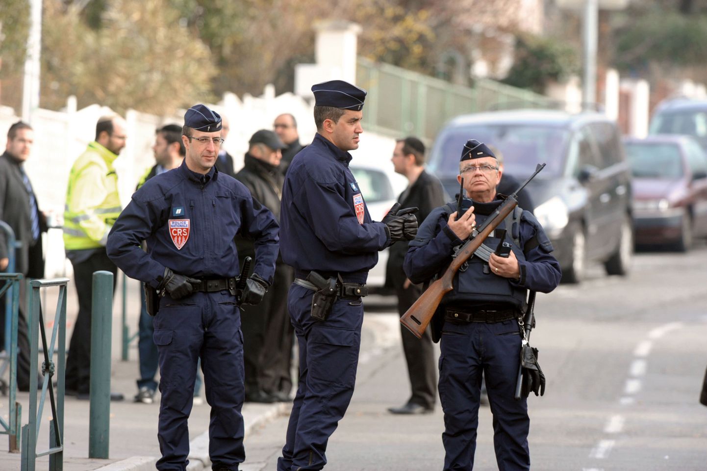 Полицейские у еврейской школы в Тулузе, где были убиты четыре человека.