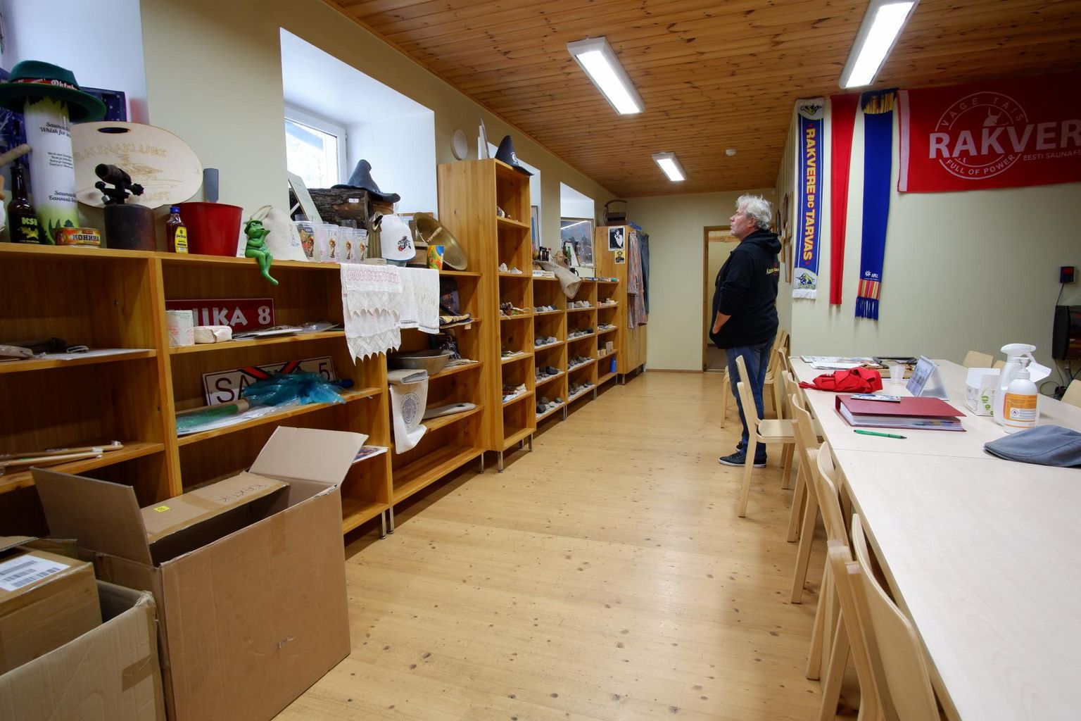 Kadrina Saunaklubi üheks olulisemaks eesmärgiks on ajaloo talletamine, seega on sauna juurde rajatud muuseum, mille eksponaate on aja jooksul kogunenud kaunike hulk: neid on saadud annetuseks ja hangitud ise. Pildil Rein Sikk unikaalses Kadrina sauna muuseumis.
