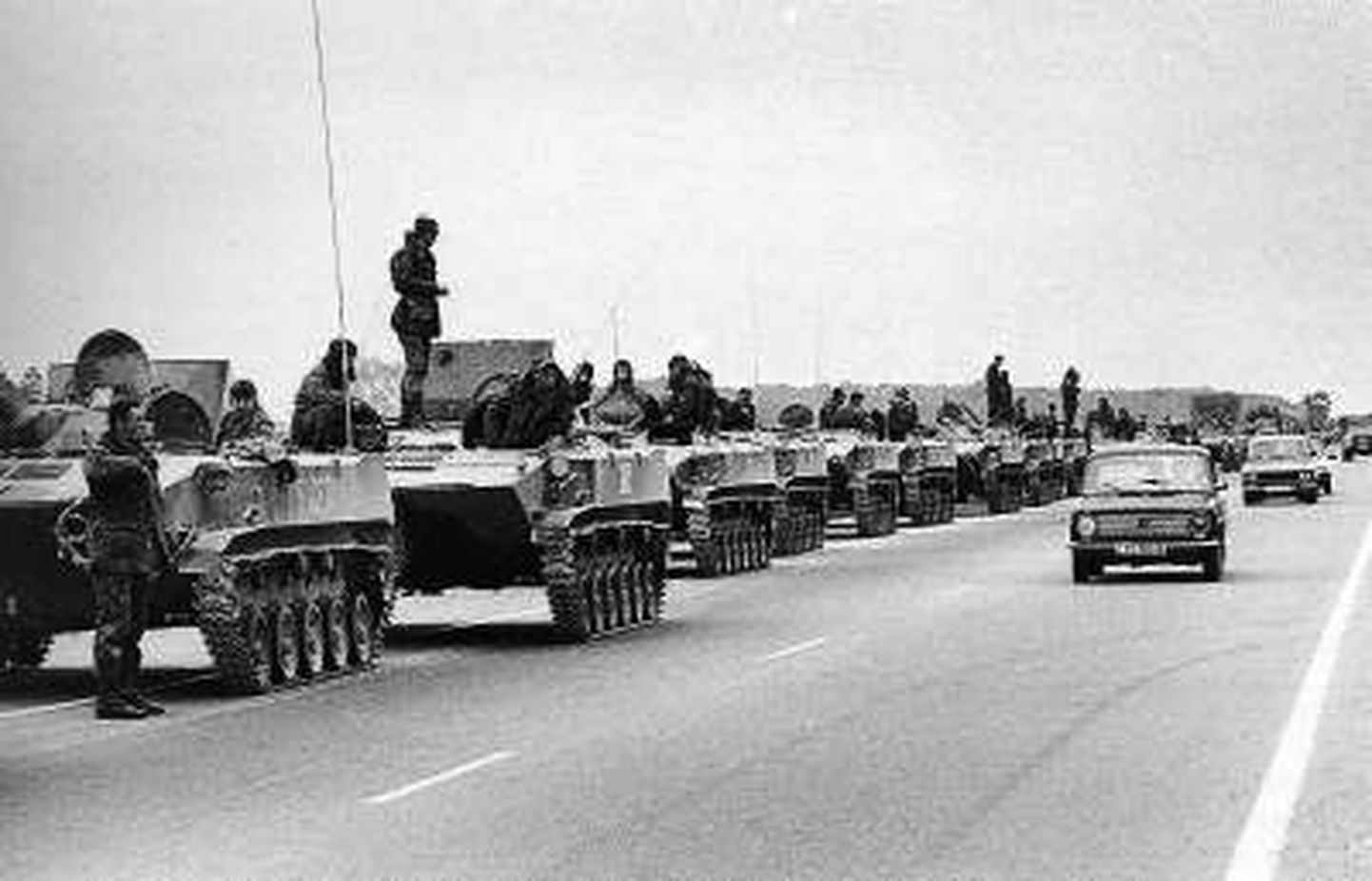Подразделения Псковской дивизии на Тартуском шоссе на пути в Таллинн.