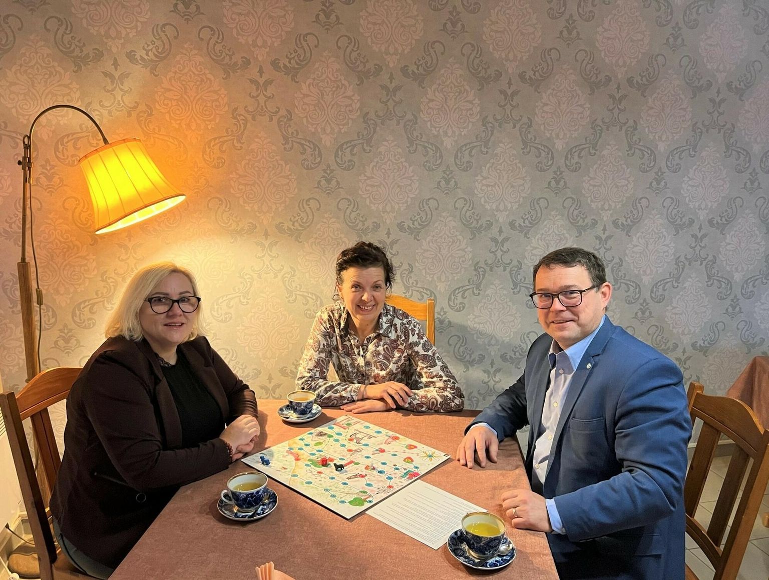 Linnapea Madis Timpson käis lauamänguga tutvumas. Fotol vasakult välissuhete spetsialist Mari Moorats, mängu valmistaja Tiina Zujenkov ja linnapea Madis Timpson.