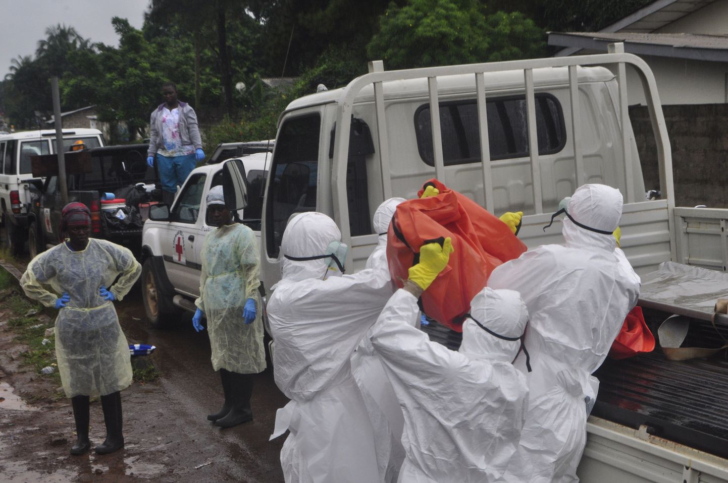 Tervishoiutöötajad Libeerias Ebola järjekordse ohvri surnukehaga.