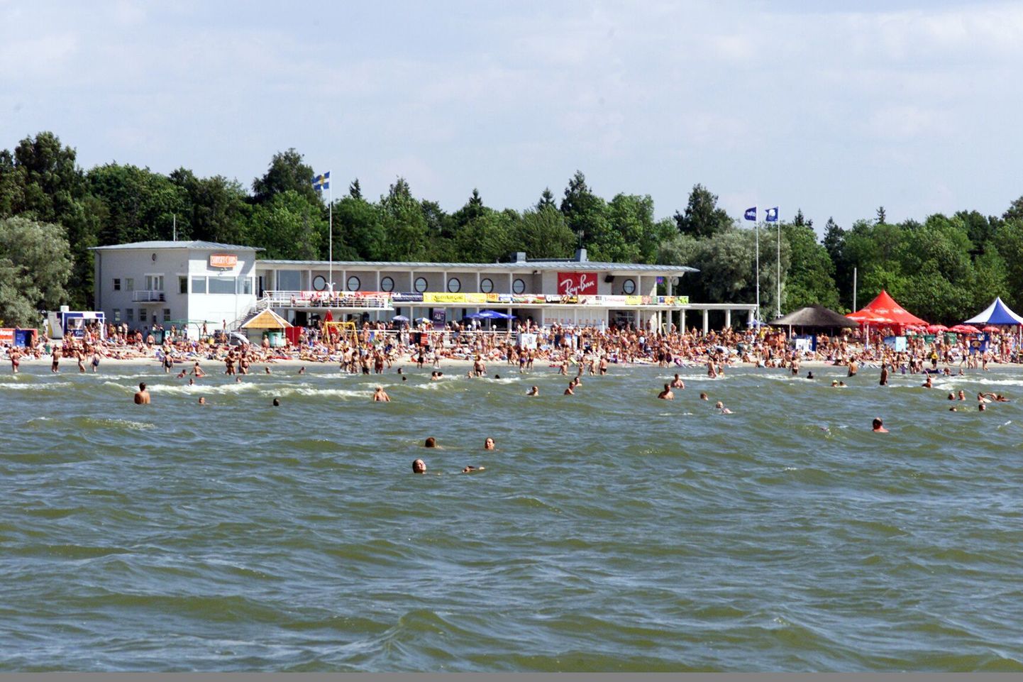 Suvine Pärnu rand ja rannahoone.