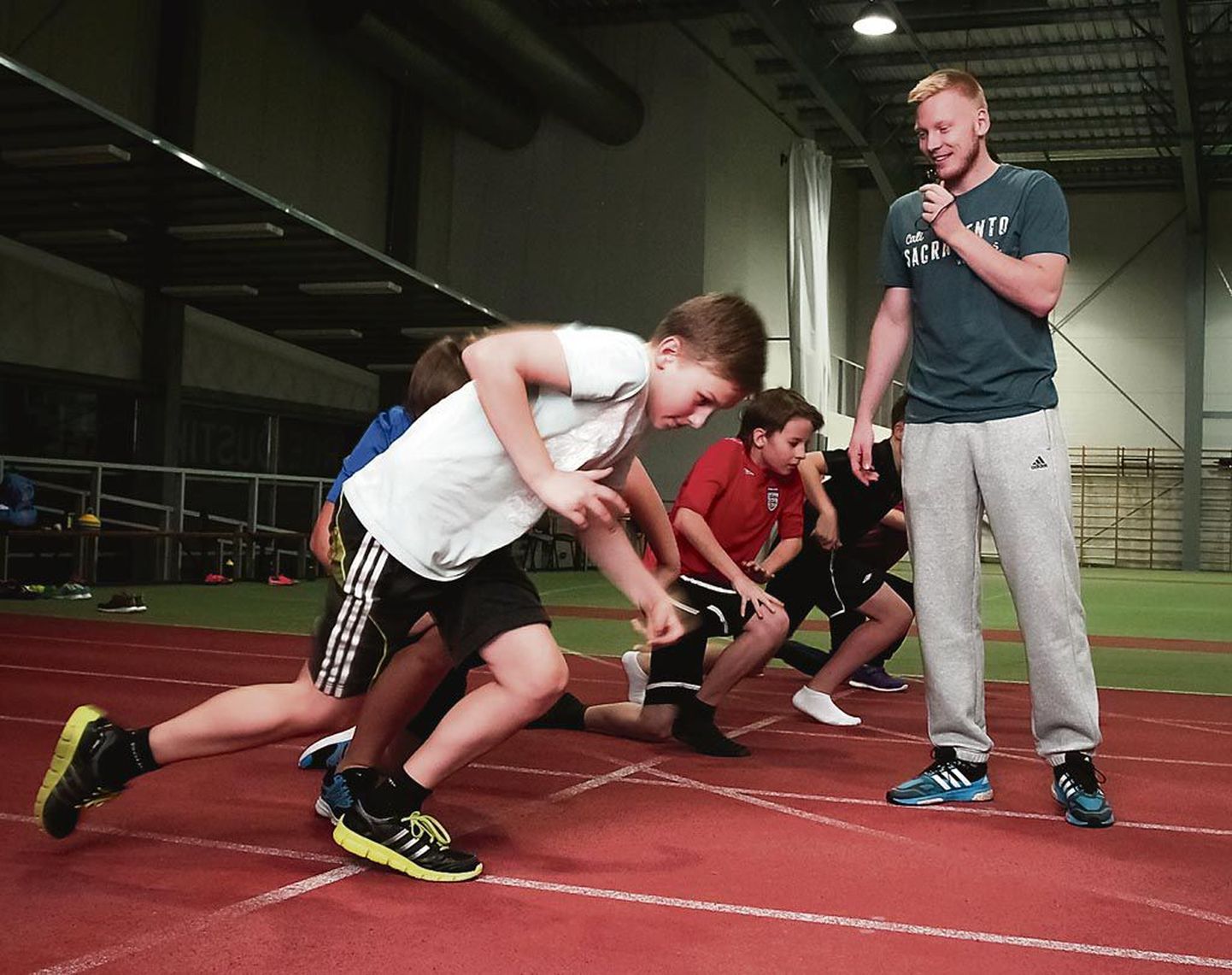Rauno Kirschbaum õpetab koolis, juhendab spordikooli kergejõustikulapsi, jookseb Eesti koondise tasemel tõkkeid ja võttis nüüd endale veel riigi ühe alarühma vedamise.